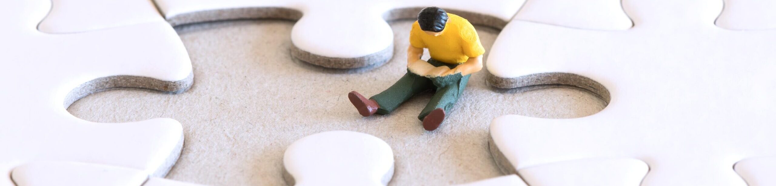 Symbolische Darstellung einer Person im Puzzle-Loch – Metapher für emotionale Blockaden, Stress und das Gefühl, nicht dazuzugehören.