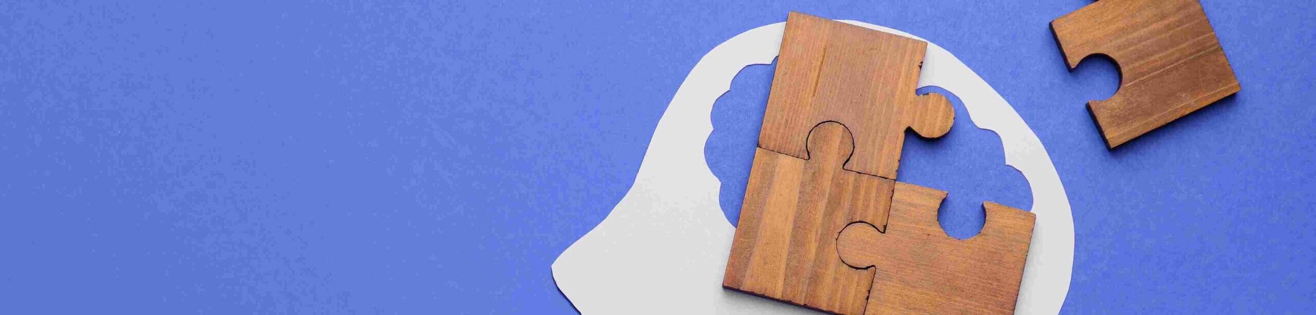 Kopf mit Puzzleteilen – Symbol für kognitive Aktivierung und intelligentes Lernen