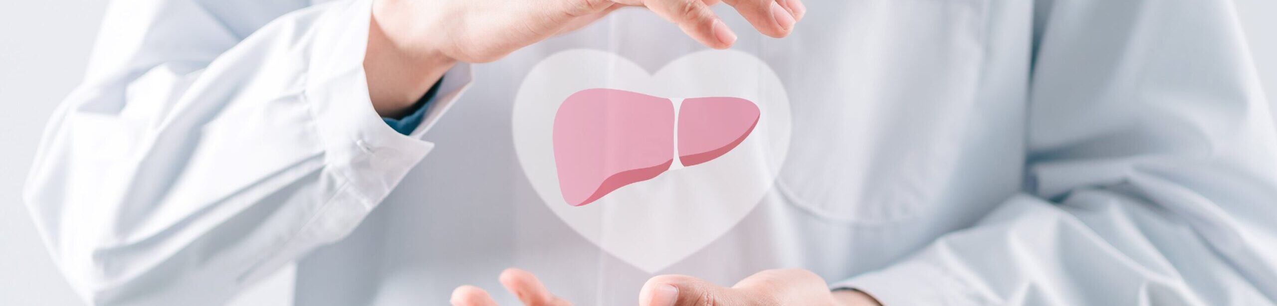 Ärztin schützt Leber-Icon in Herzform – Symbol für Lebergesundheit und innere Kraft