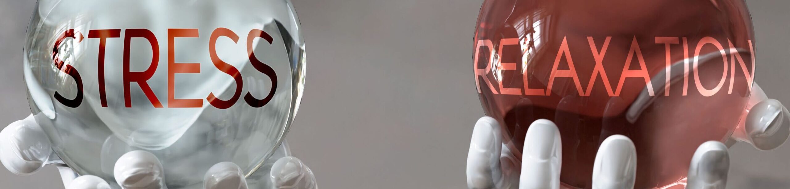 Zwei Glaskugeln mit den Worten „Stress“ und „Relaxation“ in futuristischen Händen