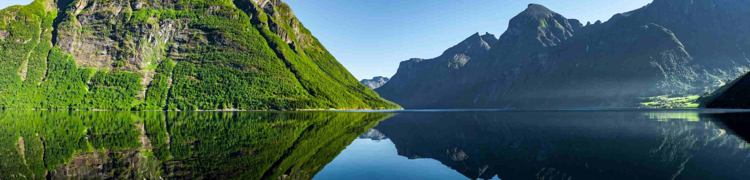 Felsige Berglandschaft mit ruhigem See – Spiegelbild der Natur im Gleichgewicht