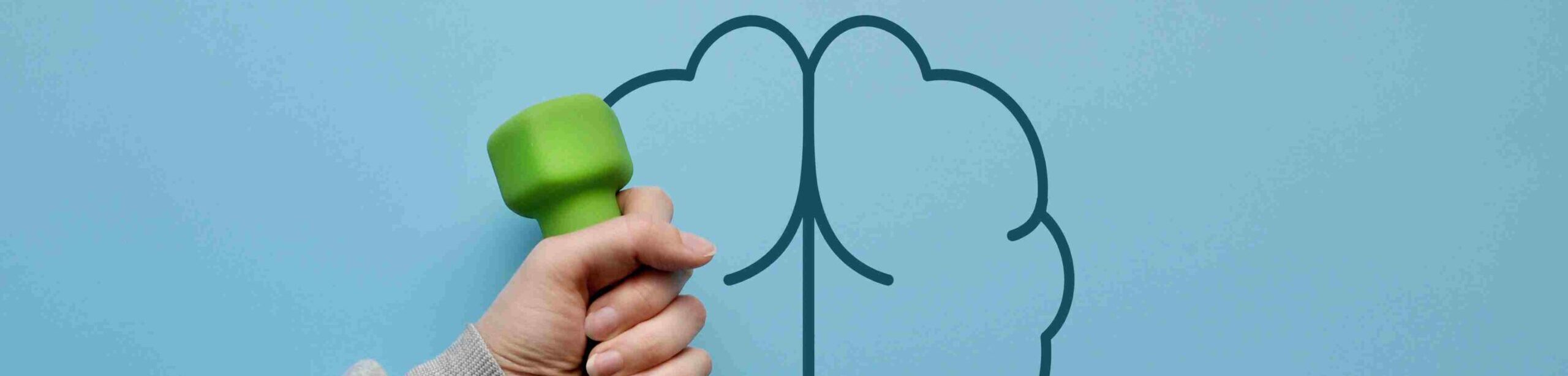 Hand mit grüner Hantel vor gezeichneter Gehirn-Illustration auf blauem Hintergrund – Symbol für Gehirntraining durch Bewegung.