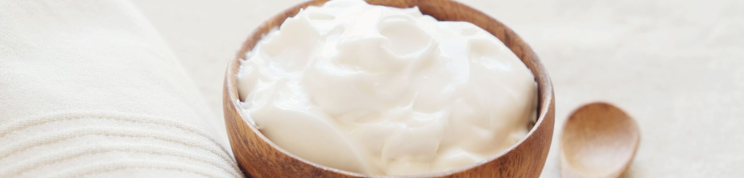 Naturjoghurt in Holzschale – Symbol für gesunde Darmflora und probiotische Ernährung