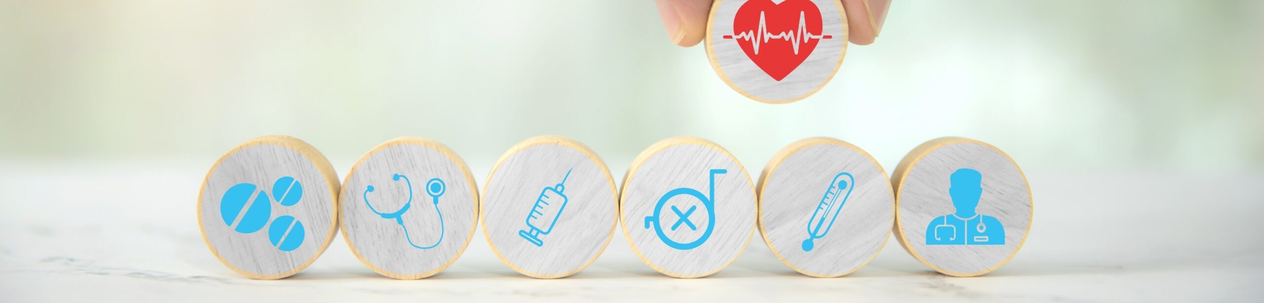 Holzchips mit medizinischen Symbolen – Fokus auf Sicherheit in der Gesundheitsversorgung