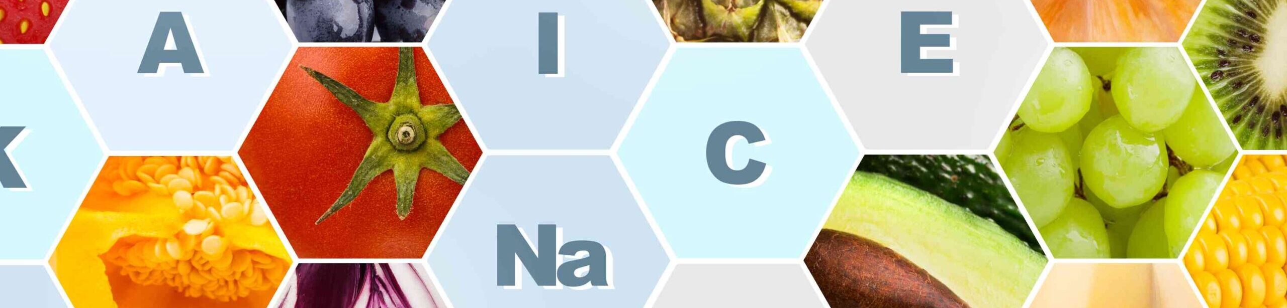 Collage aus Früchten, Gemüsen und Vitaminen in hexagonaler Anordnung mit Vitaminkürzeln wie A, B2, C, E, K, Na