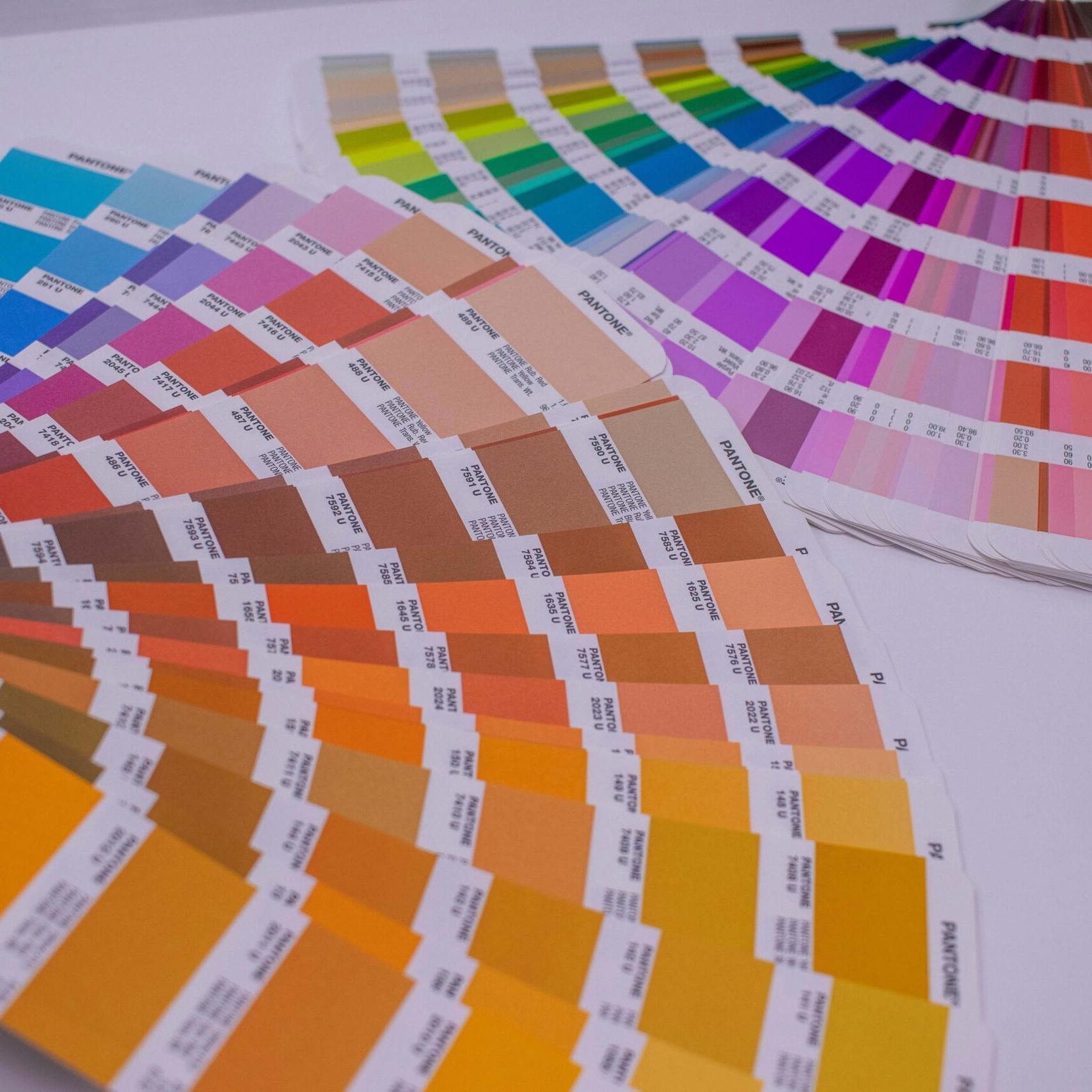 https://www.apamed.ch/wp-content/uploads/2025/06/Pantone-Farbfaecher-als-Grundlage-fuer-Farbpsychologie-und-Farbberatung.jpg