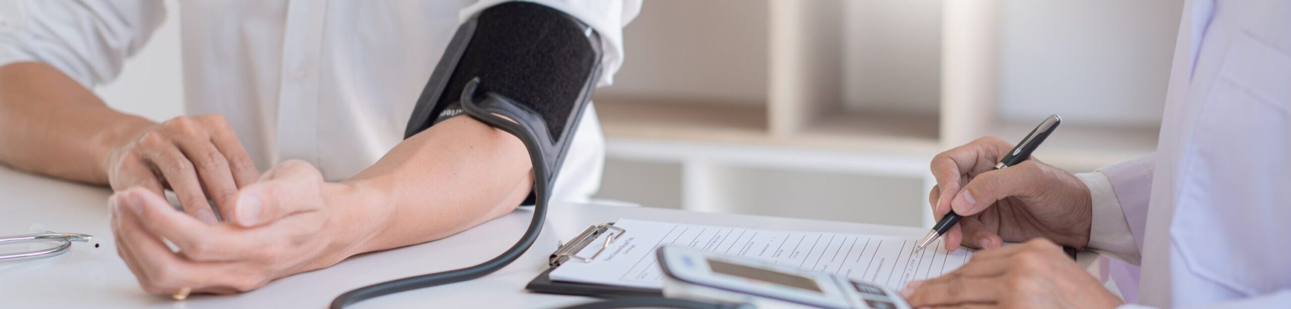 Tronc Commun Schulmedizin: Blutdruckmessung durch medizinisches Fachpersonal während einer Gesundheitsuntersuchung