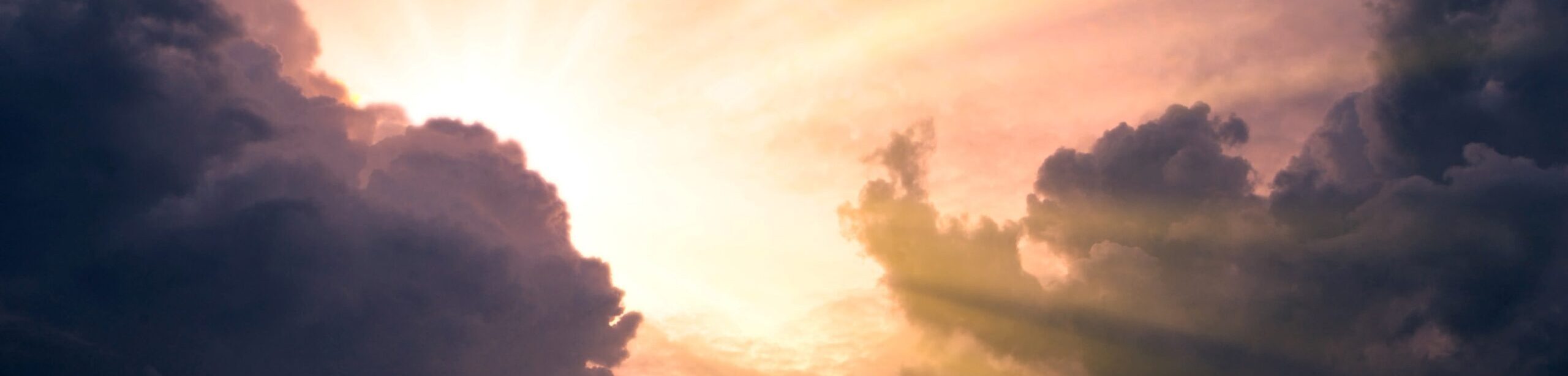 Sonnenstrahlen durchbrechen dramatische Wolken – Symbol für Transformation, Licht und spirituelle Erkenntnis