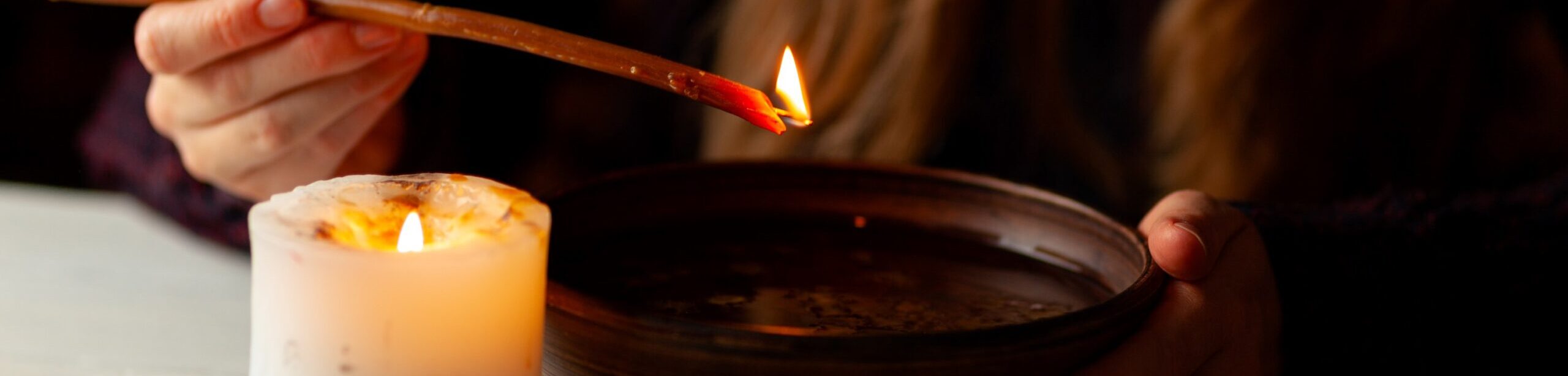 Räucherritual mit Kerzenlicht und schamanischer Zeremonie – spirituelle Reinigung und Achtsamkeit