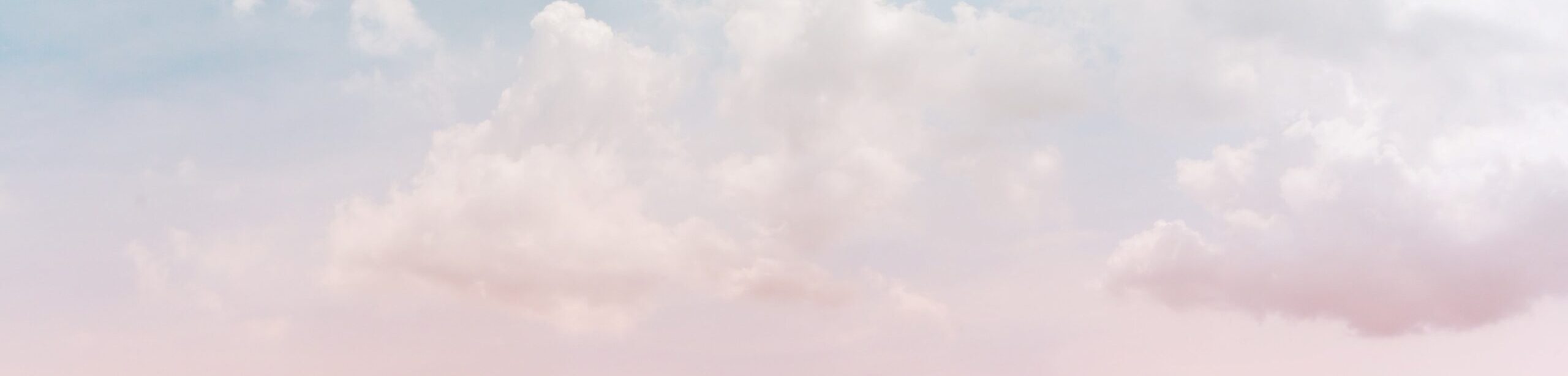 Zarte Wolken am pastellfarbenen Himmel – Symbolbild für Traumwelt und Unterbewusstsein