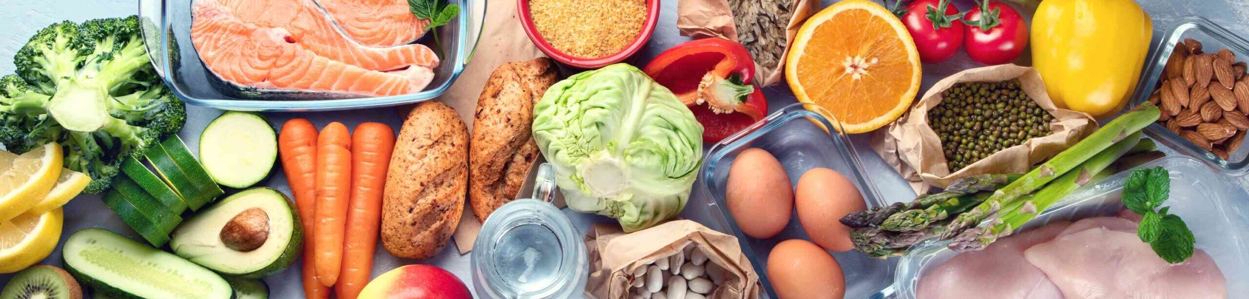 Frische und gesunde Lebensmittel wie Fisch, Gemüse, Vollkornprodukte und Hülsenfrüchte als Grundlage einer ausgewogenen Ernährung