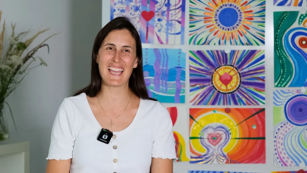 Cinzia, Absolventin der Farbtherapie Ausbildung, im Unterrichtsraum der APAMED Fachschule.