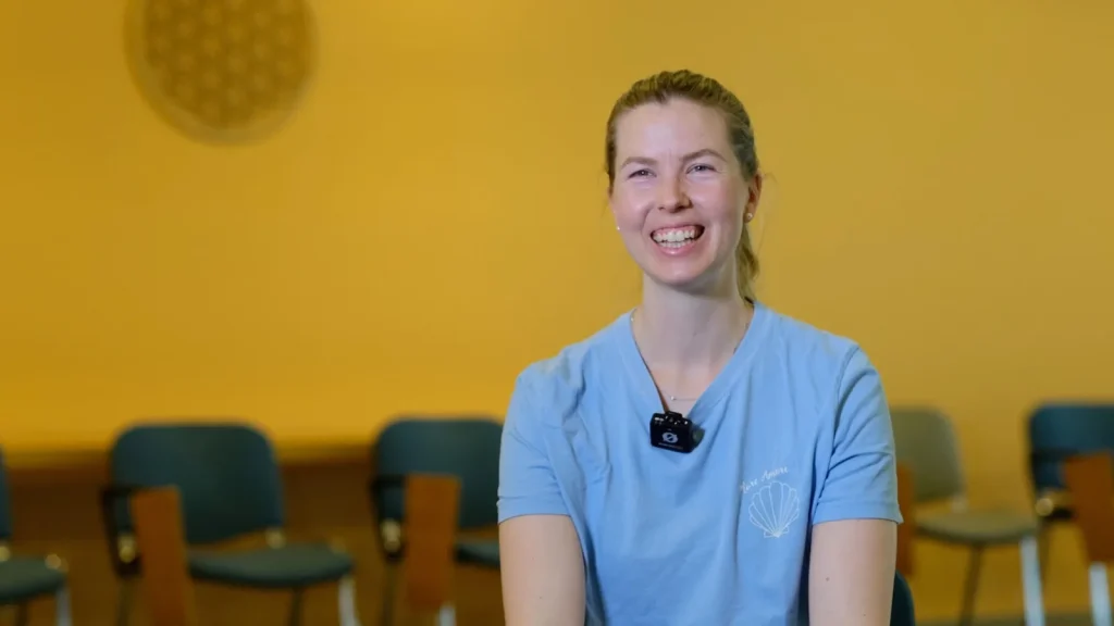 Rea, Absolventin der Ausbildung Craniosacral Therapie, im Unterrichtsraum der APAMED Fachschule.