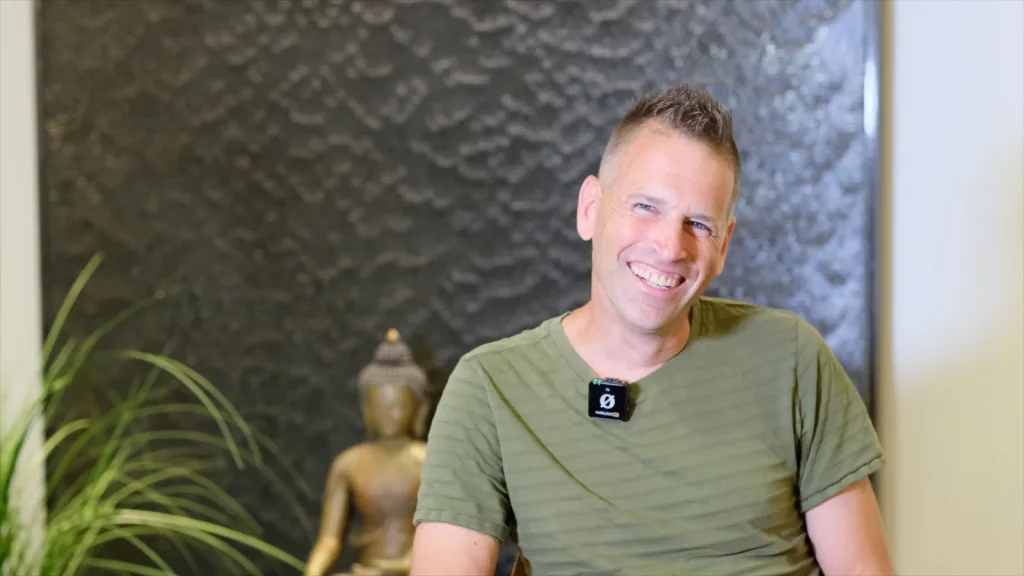 Tom, Absolvent der Kinesiologie Ausbildung, im Unterrichtsraum der APAMED Fachschule.
